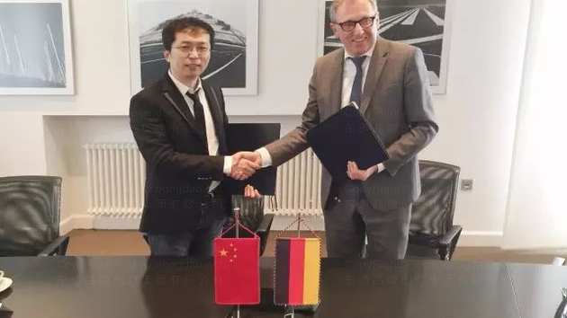 解建军董事长与库尔茨市长签署协议并合影留念