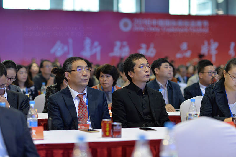 东道品牌创意集团董事长解建军在大会上